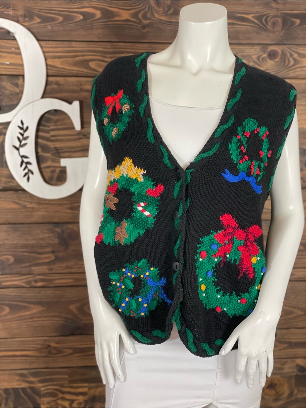 Bechamel | Vintage Knitted Festive Holiday Christmas Wreath Sweater Vest Beaded